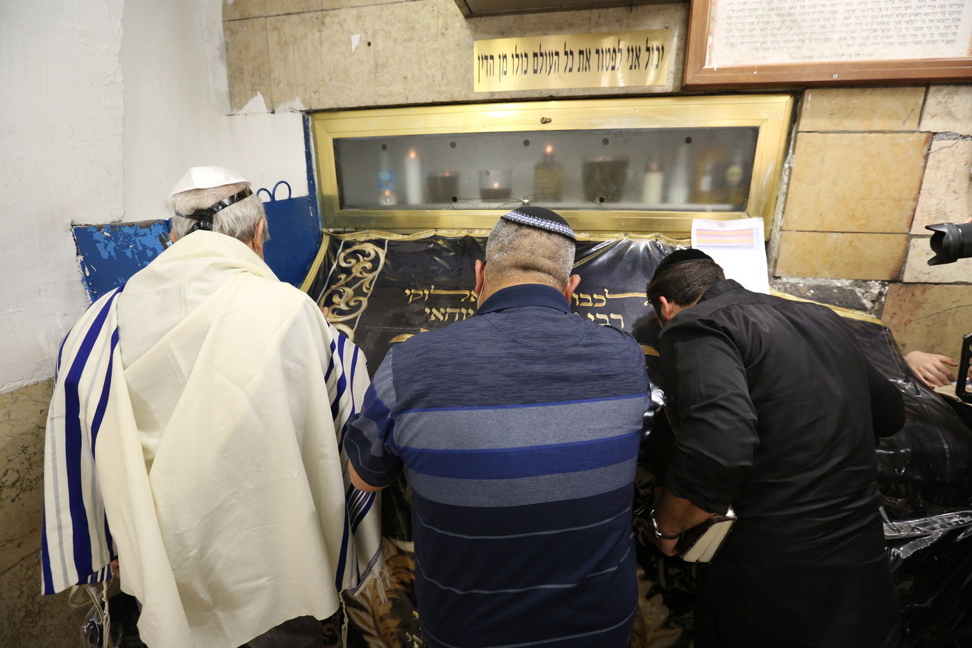 מתפללים בציון הרשב"י