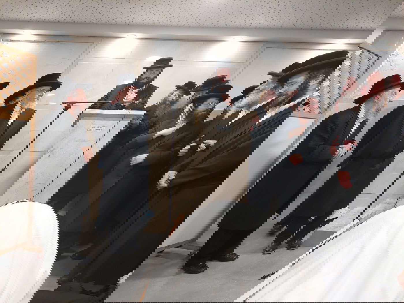 רבי אהרן ישעי'ה ז"ל הובא למנוחות: "אוהב ורודף שלום"