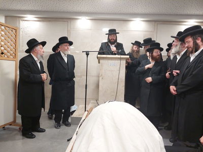 רבי אהרן ישעי'ה ז"ל הובא למנוחות: "אוהב ורודף שלום"