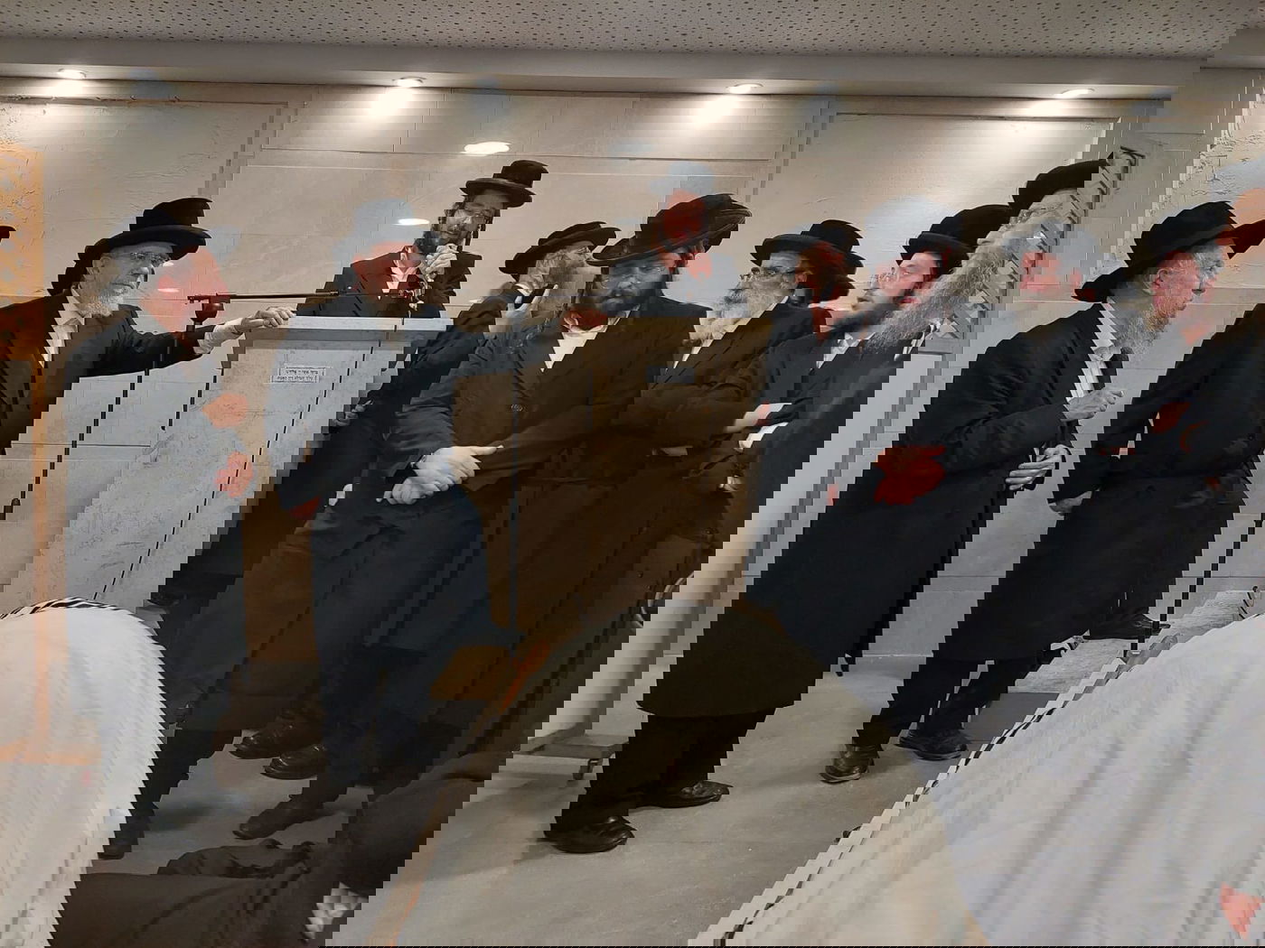 רבי אהרן ישעי'ה ז"ל הובא למנוחות: "אוהב ורודף שלום"