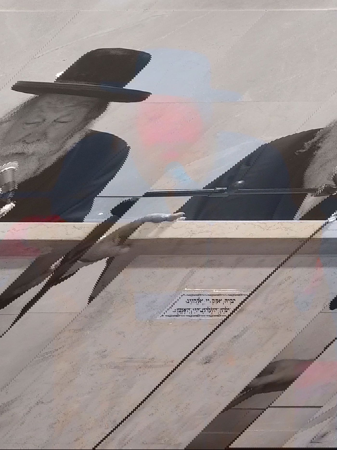 רבי אהרן ישעי'ה ז"ל הובא למנוחות: "אוהב ורודף שלום"