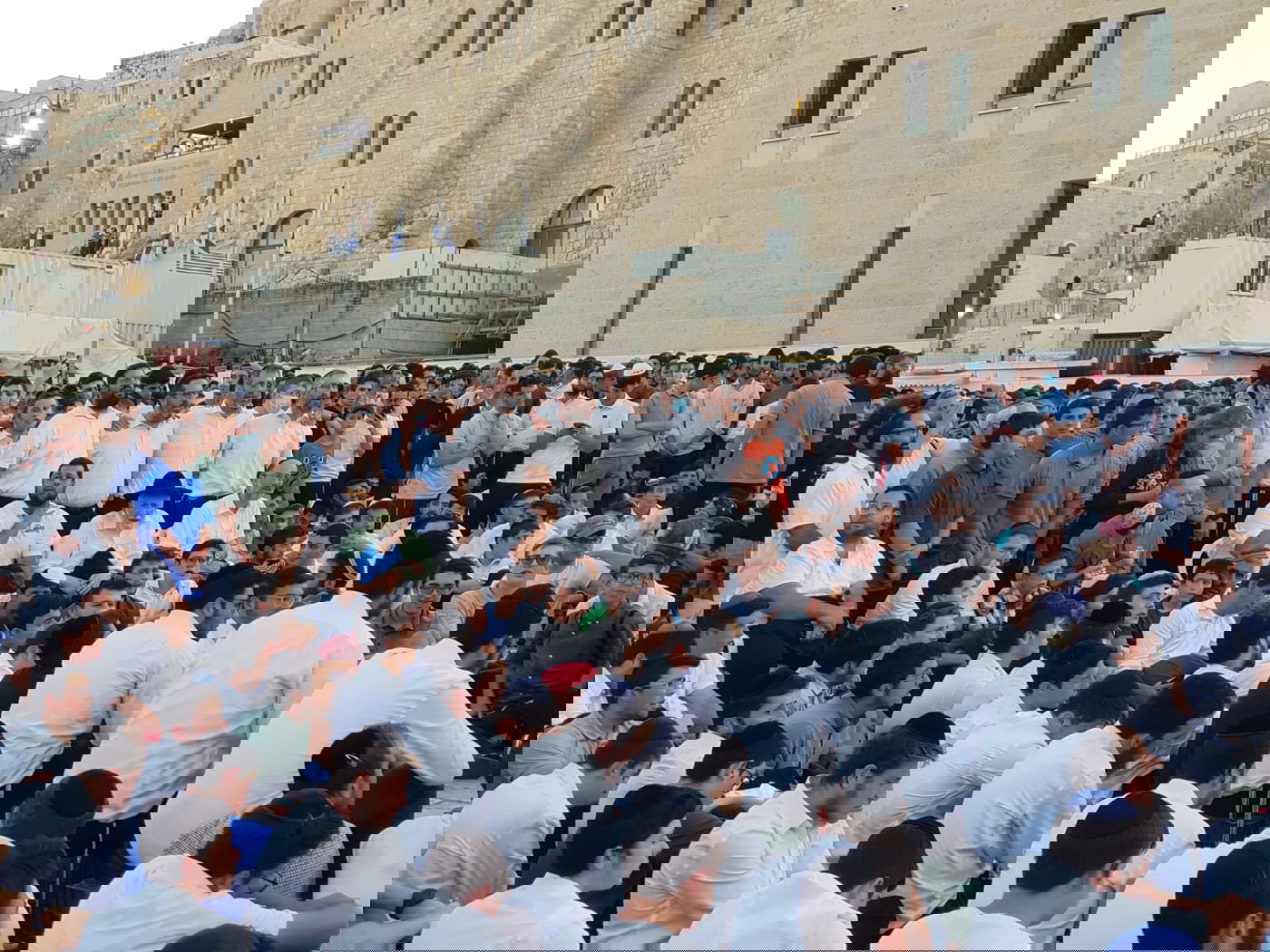 צאת הצום ב'כותל': שירי נשמה והתעלות