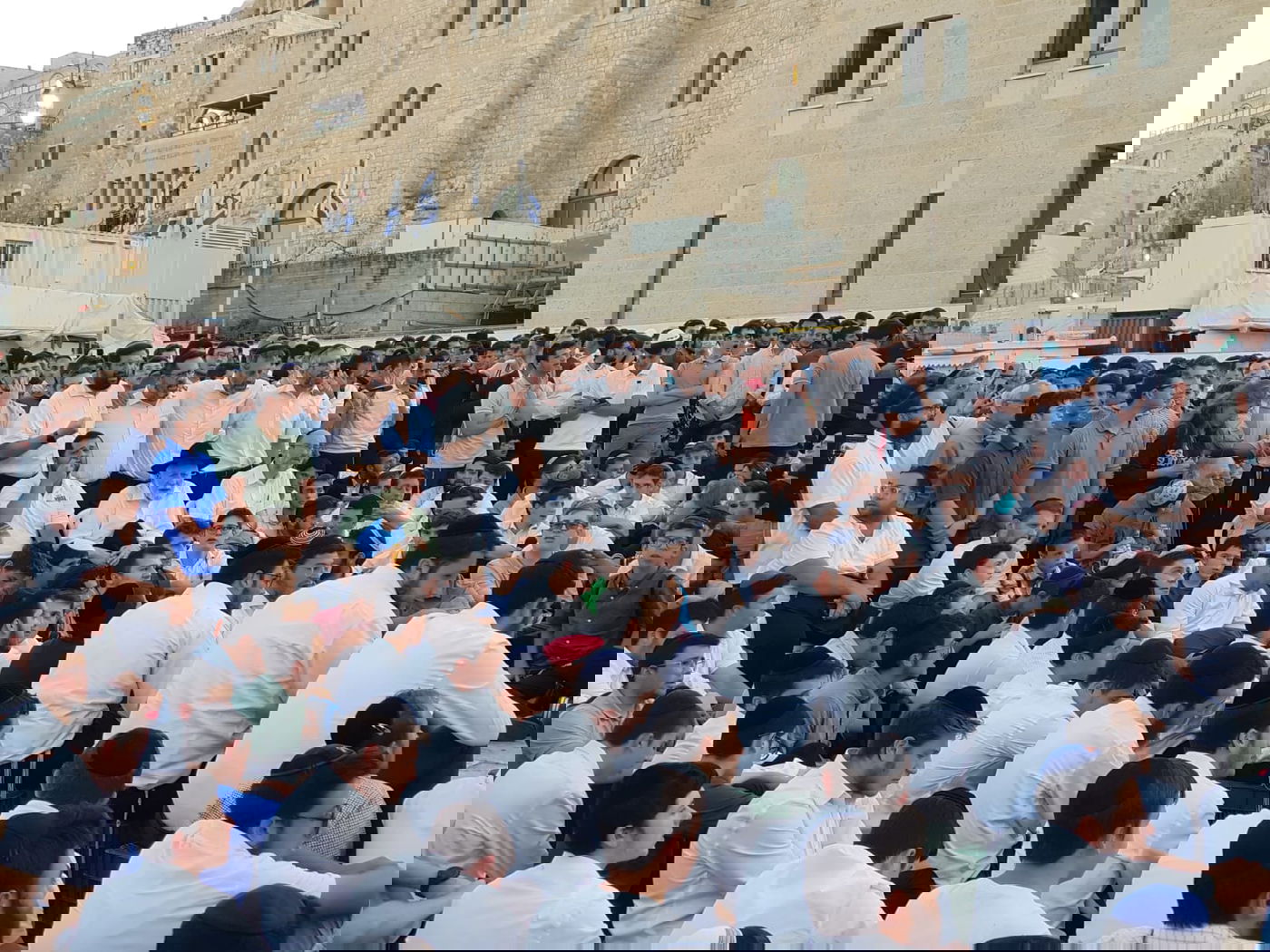 צאת הצום ב'כותל': שירי נשמה והתעלות