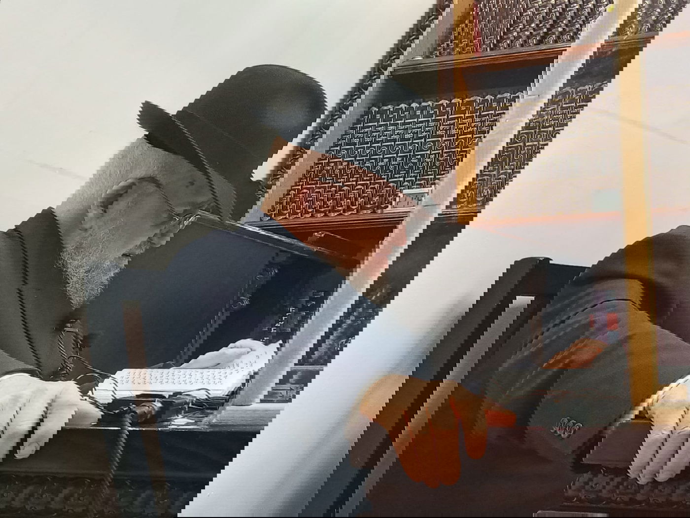 ראש הישיבה הגר"מ מאזוז באמירת הקינות