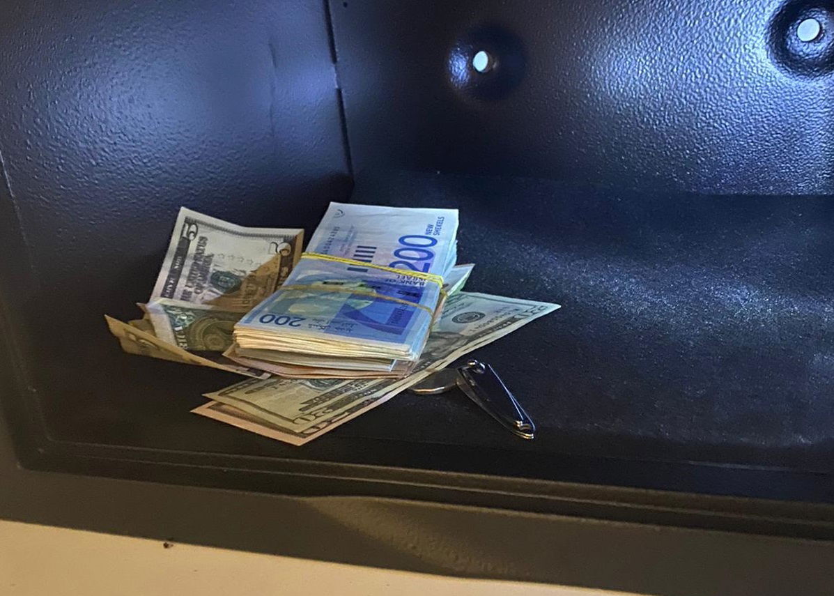 חשוד בפריצה לדירות באשקלון נלכד. מה מצאו בחדרו?