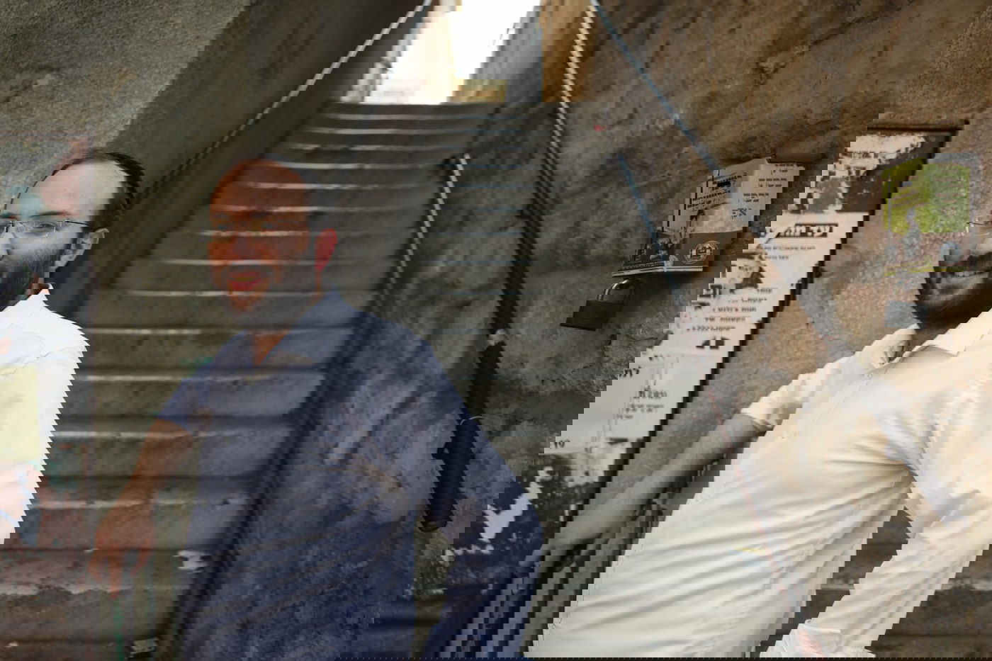 איינהורן לצד המדריגות שבהן הוכה