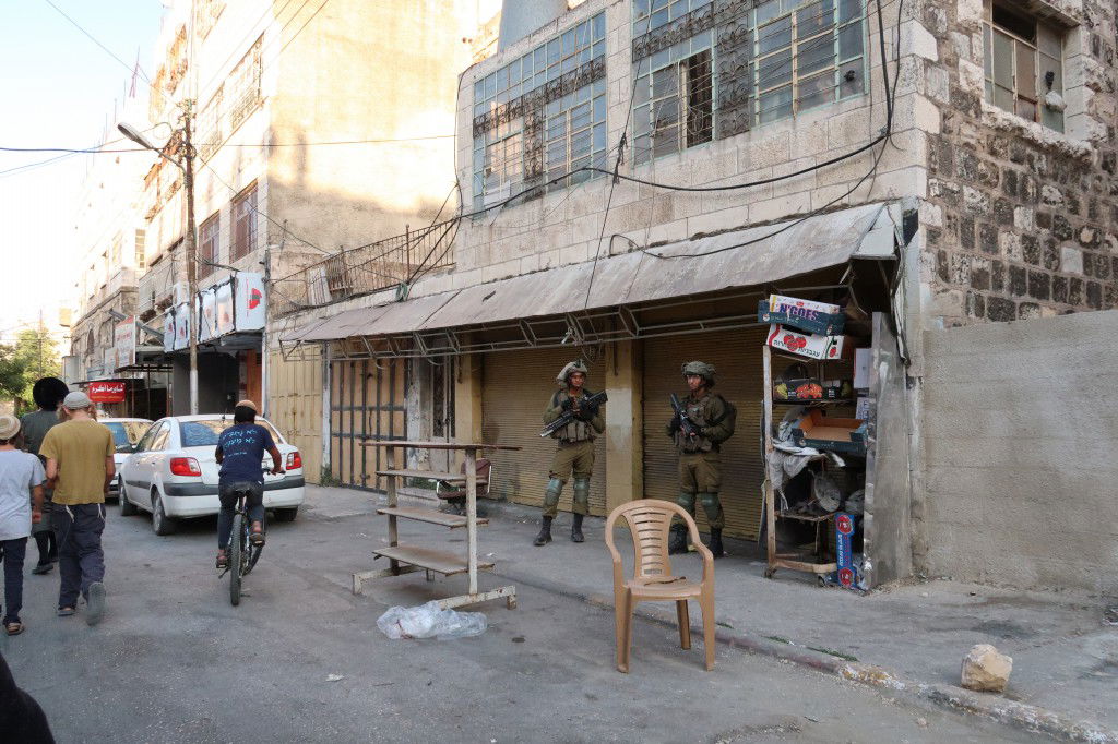 תחת אבטחה כבדה: התפילה בקבר עתניאל בן קנז