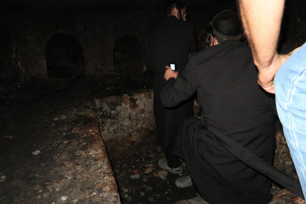 תחת אבטחה כבדה: התפילה בקבר עתניאל בן קנז