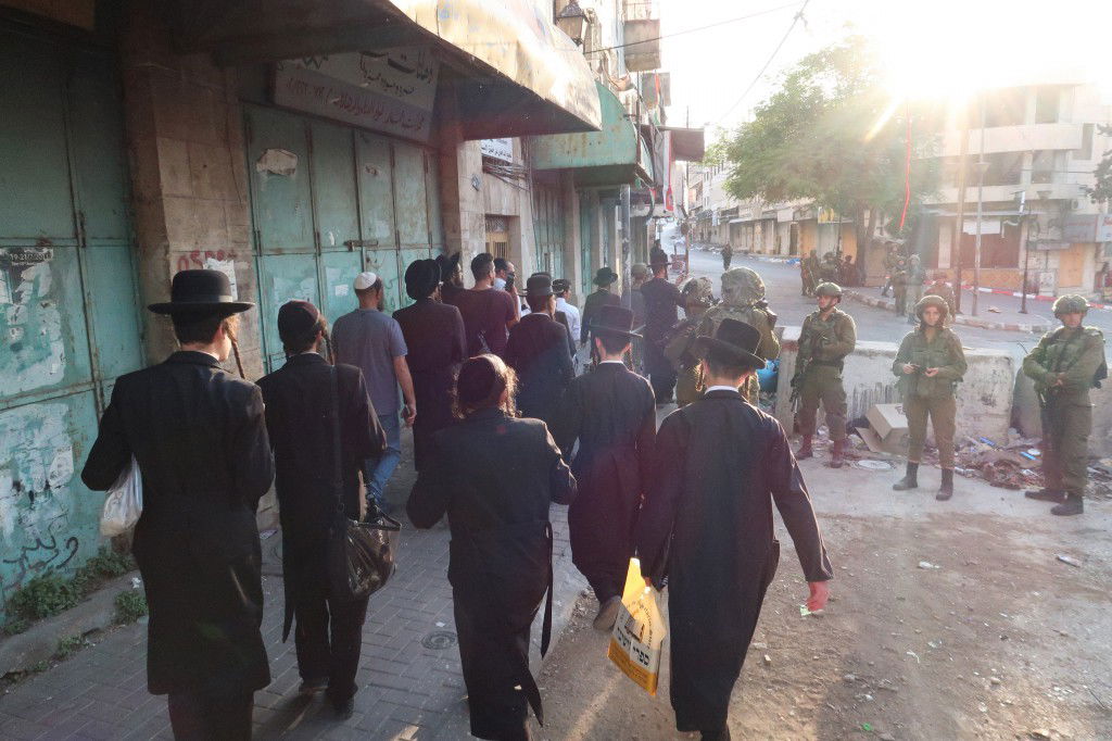 תחת אבטחה כבדה: התפילה בקבר עתניאל בן קנז