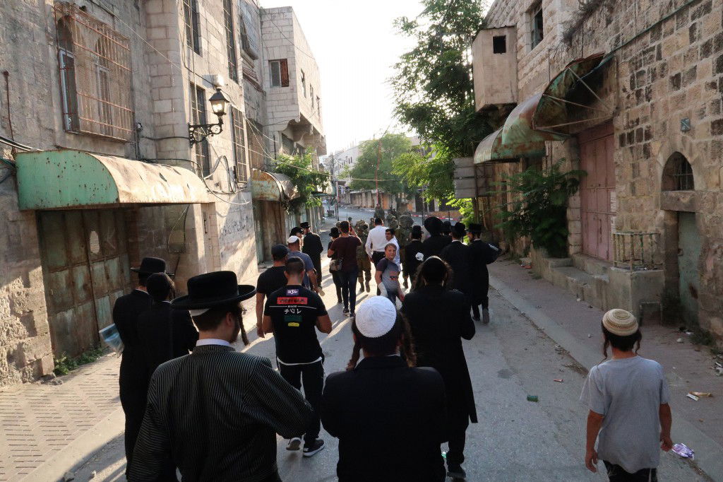 תחת אבטחה כבדה: התפילה בקבר עתניאל בן קנז