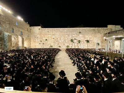 בחורי בעלזא התפללו ושרו ברחבת הכותל • תיעוד