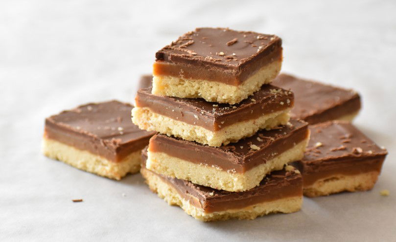 עוגיות שורטברד בציפוי שוקולד וקרמל