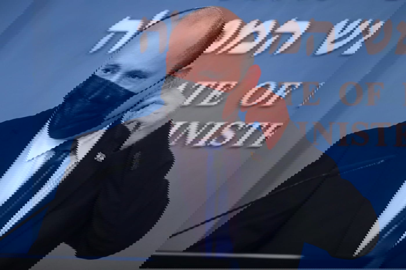 בנט עם מסכה