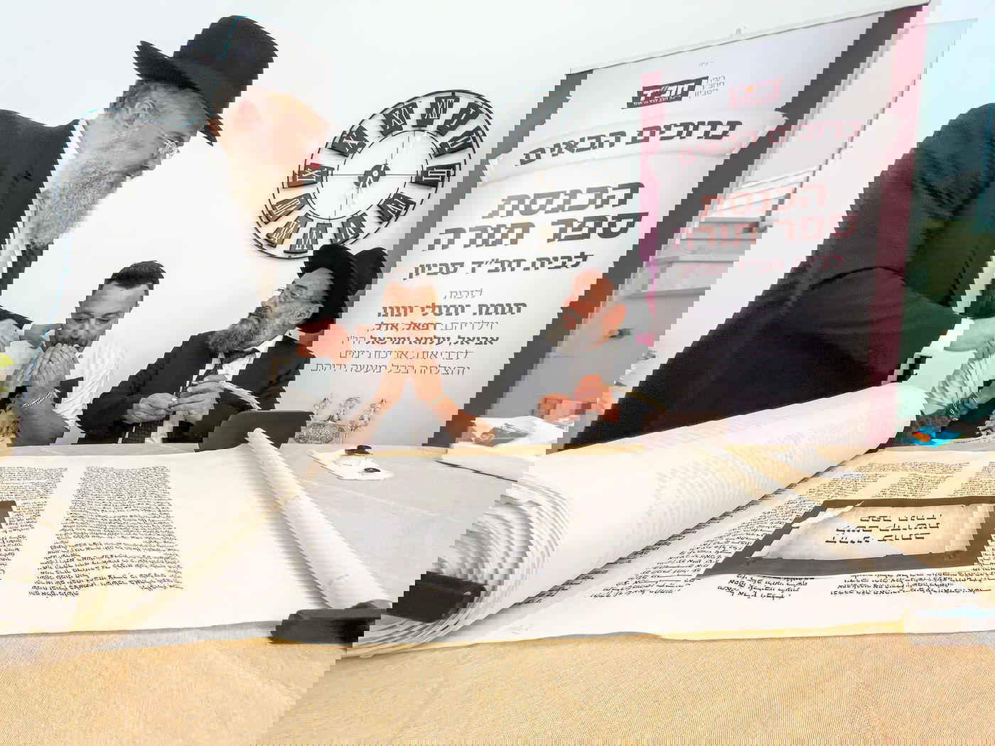 לא רק שומר שבת: ליאור נרקיס כותב אותיות בספר תורה