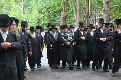 בחורי הישיבה מלווים את הרבי לתפילה