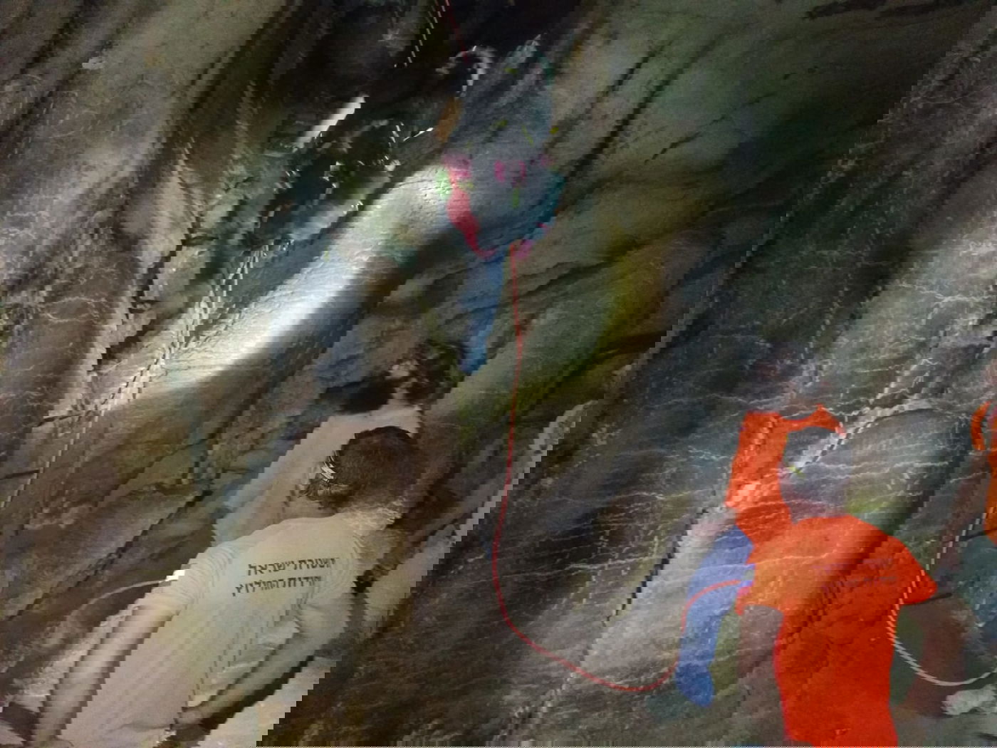 במהלך טיול במערת חריטון: חסיד גור נפל מגובה רב - וחולץ