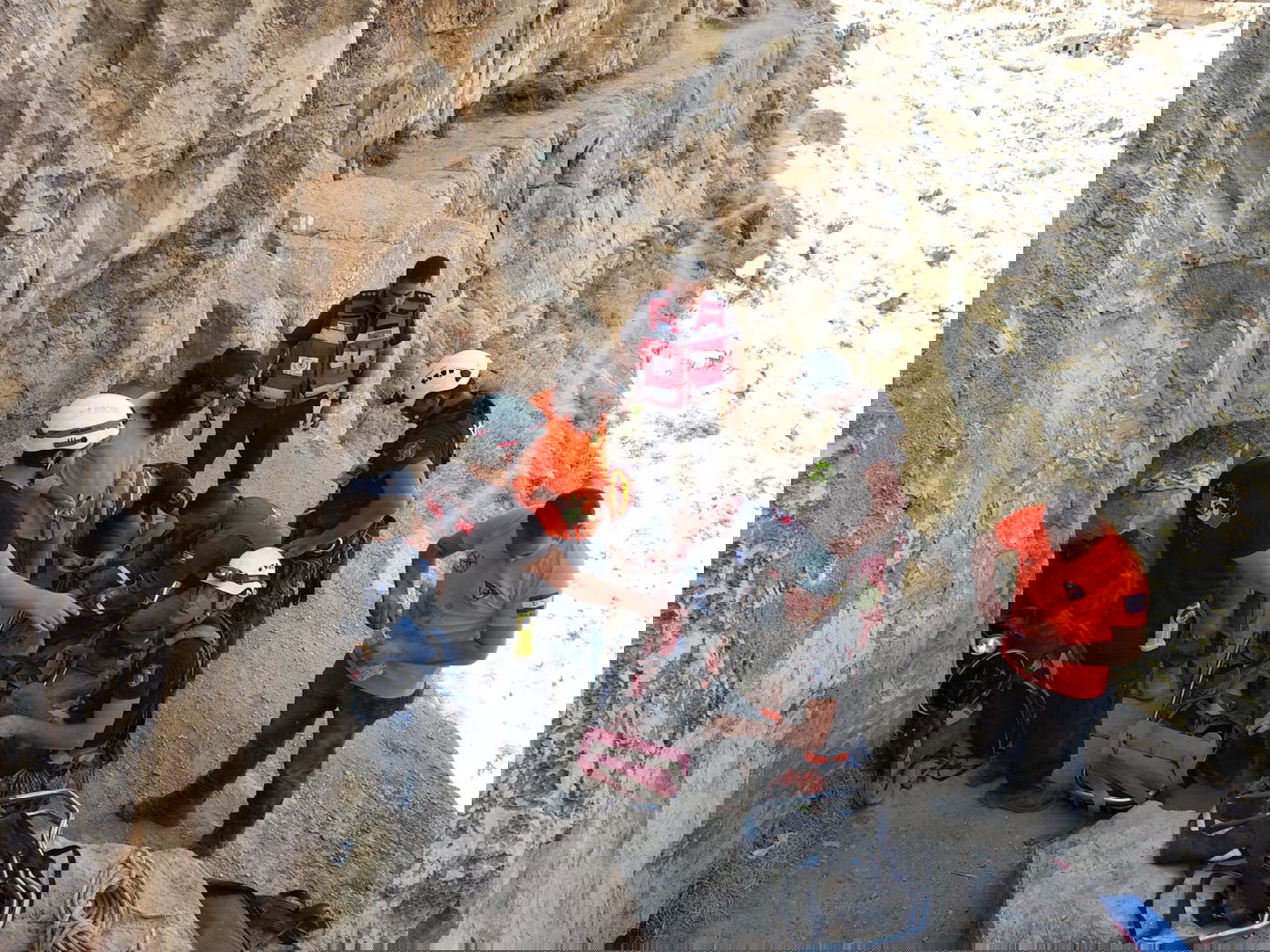 במהלך טיול במערת חריטון: חסיד גור נפל מגובה רב - וחולץ