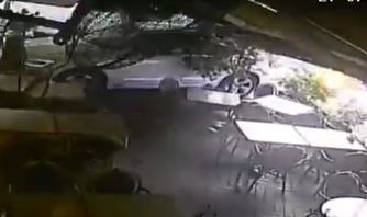 הרכב שעט לתוך בית הקפה