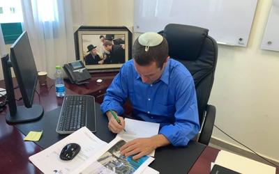 מדוע הציב המנכ"ל את תמונתו של  הגראי"ל