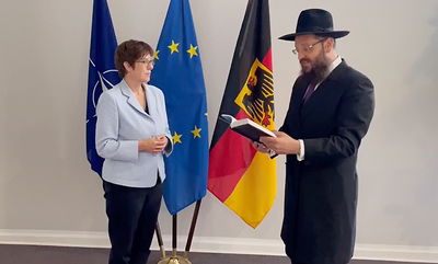 תיעוד: טקס תפילה בלשכת שרת הביטחון