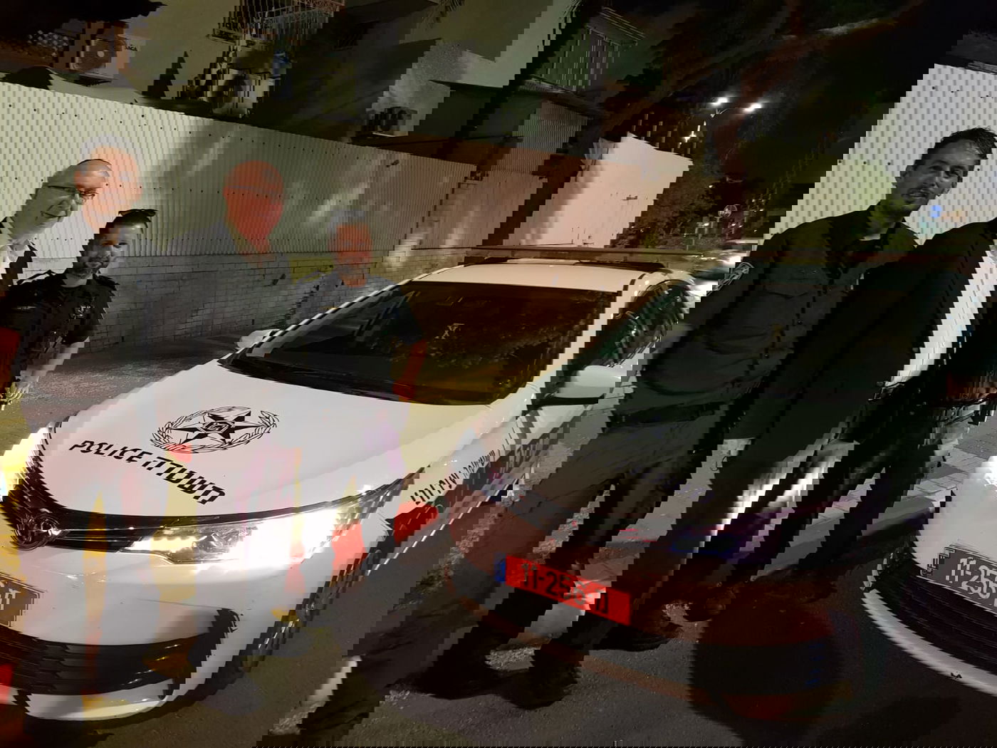 ישראל קצובר עם השוטרים המחלצים