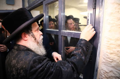 האדמו"ר בקביעת מזוזה