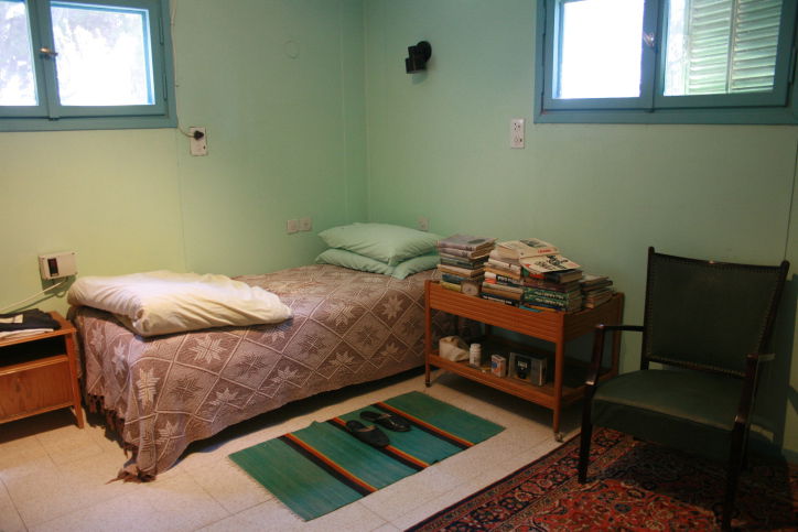 האם גם מי שלא הולך לישון מברך ברכת המפיל?