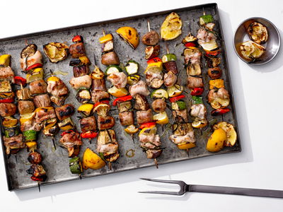 שיפודי עוף עם נקניקיות ופלפלים צבעוניים