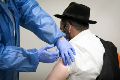 חרדי מתחסן נגד קורונה