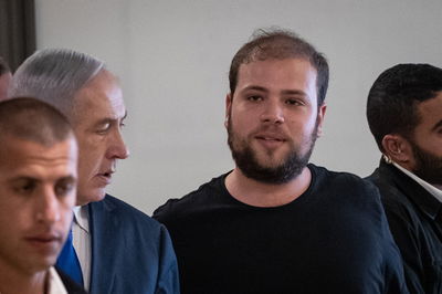 לוק לצד נתניהו, אילוסטרציה