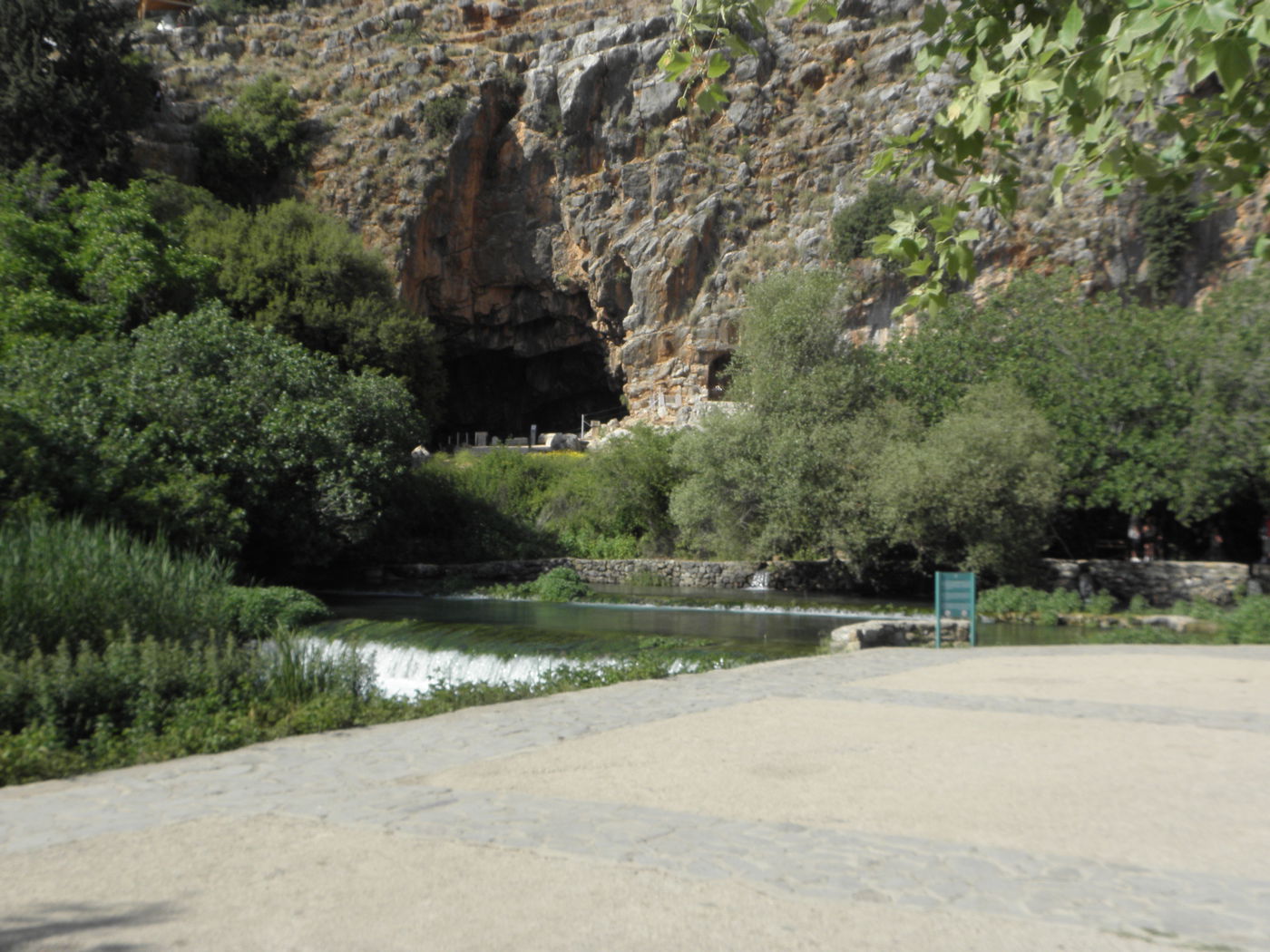 מערת פמיאס, מוצא המים