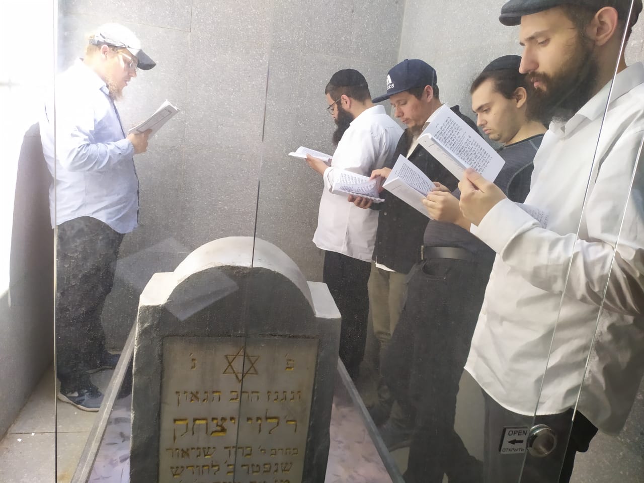 החב"דניקים הגיעו להתפלל במדינה המוסלמית