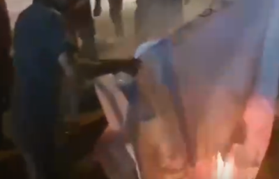 המפגינים הזועמים שרפו את תמונת חמינאי