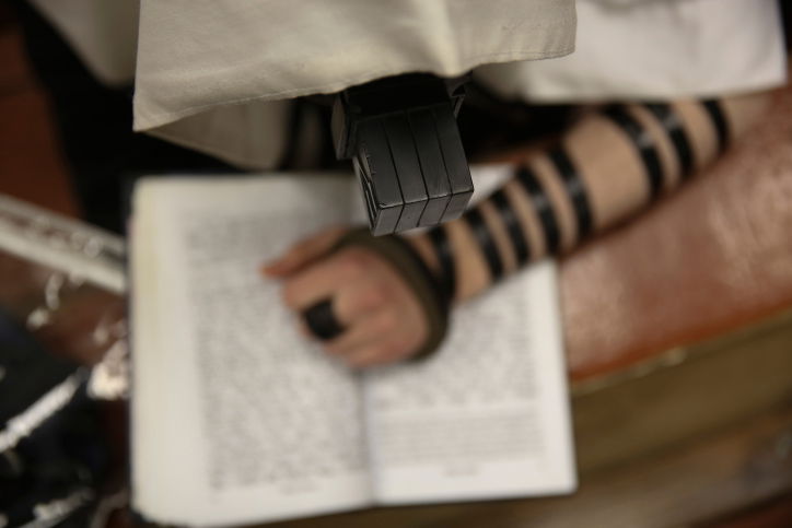 אדם שמאלי הכותב בימין - באיזו יד יניח את התפילין?