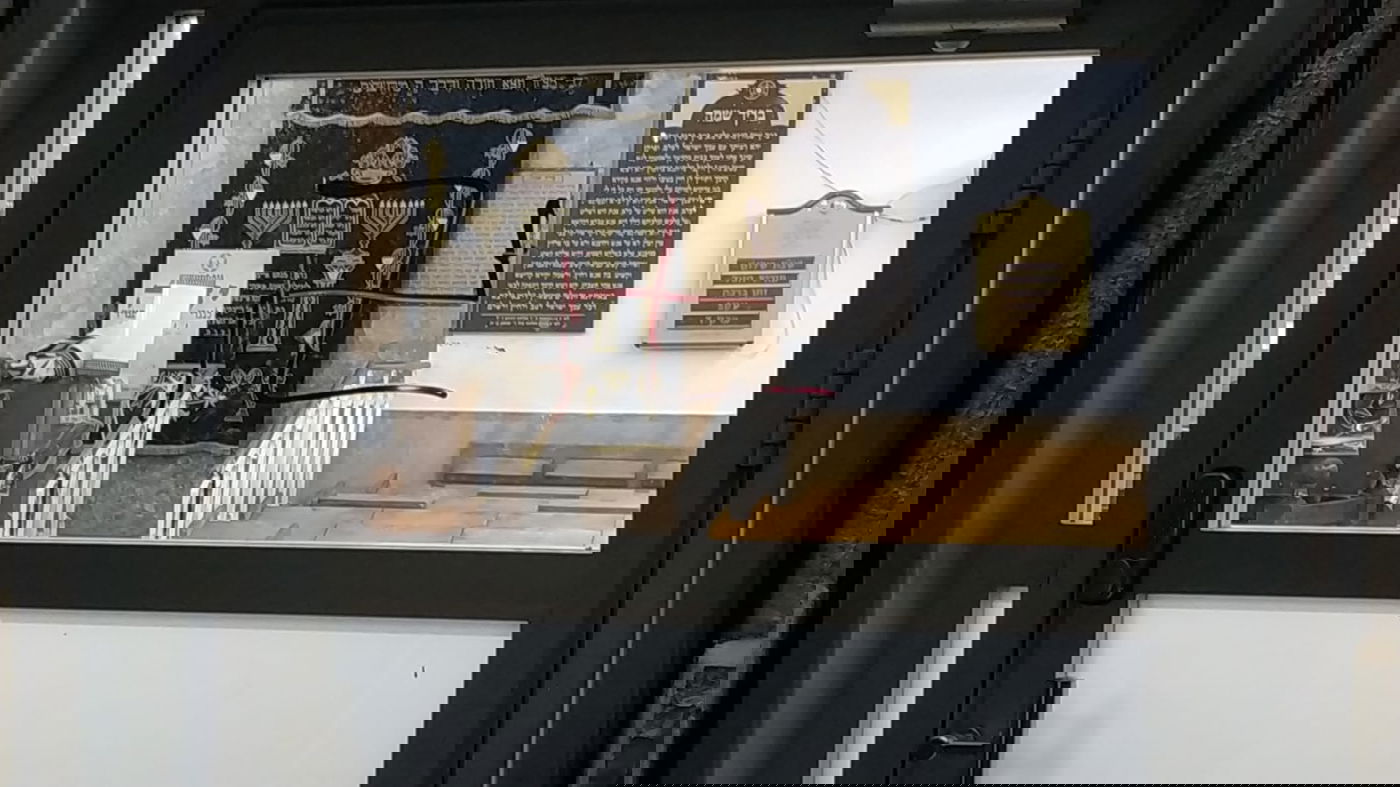 בשבת: צלבי קרס ודברי תועבה על בית כנסת בבני ברק