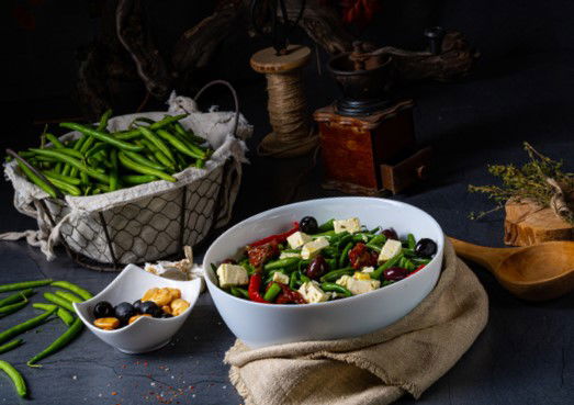 סלט עגבניות ושעועית ירוקה עם חומוס, גבינת פטה ושמיר