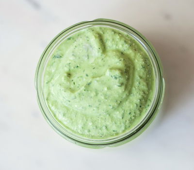 רוטב עשבי תיבול על בסיס יוגורט או שמנת חמוצה