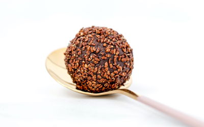 כדורי אנרגיה מתמרים, קקאו ואגוזים בציפוי אלפלפה