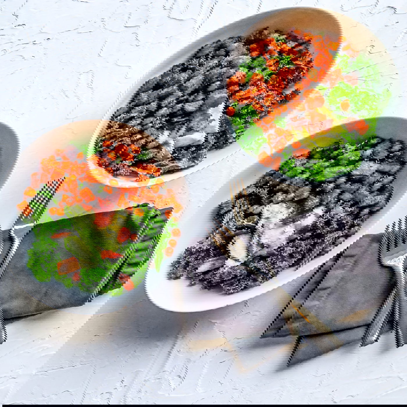 סלט בטטות וגרגירי חומוס עם אבוקדו וקייל ברוטב טחינה