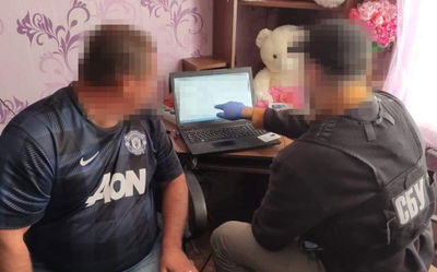 חוקרי משטרה בודקים את מחשבו של הנאשם