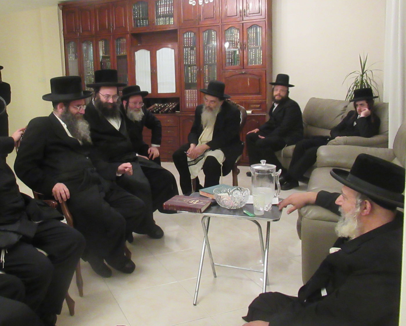 אדמו"רים ורבנים בניחום אבלים אצל האדמו"ר מרימינוב