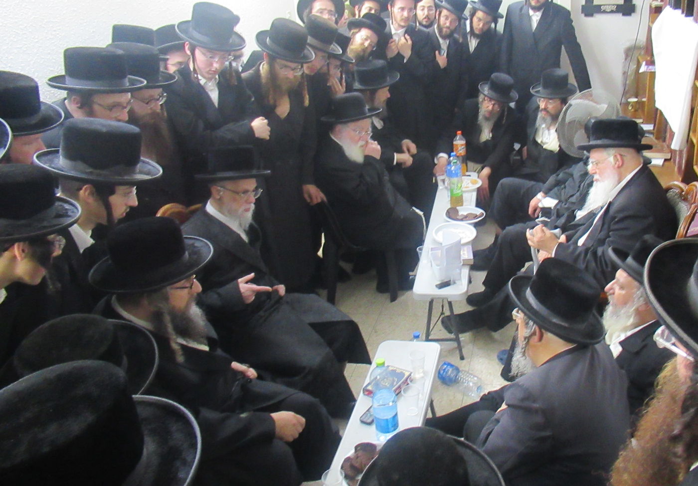 אדמו"רים ורבנים בניחום אבלים אצל האדמו"ר מרימינוב