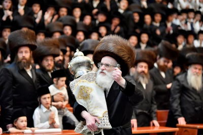 לראשונה מזה עשור: הרבי מויז'ניץ יערוך 'טיש' מחוץ לבני ברק