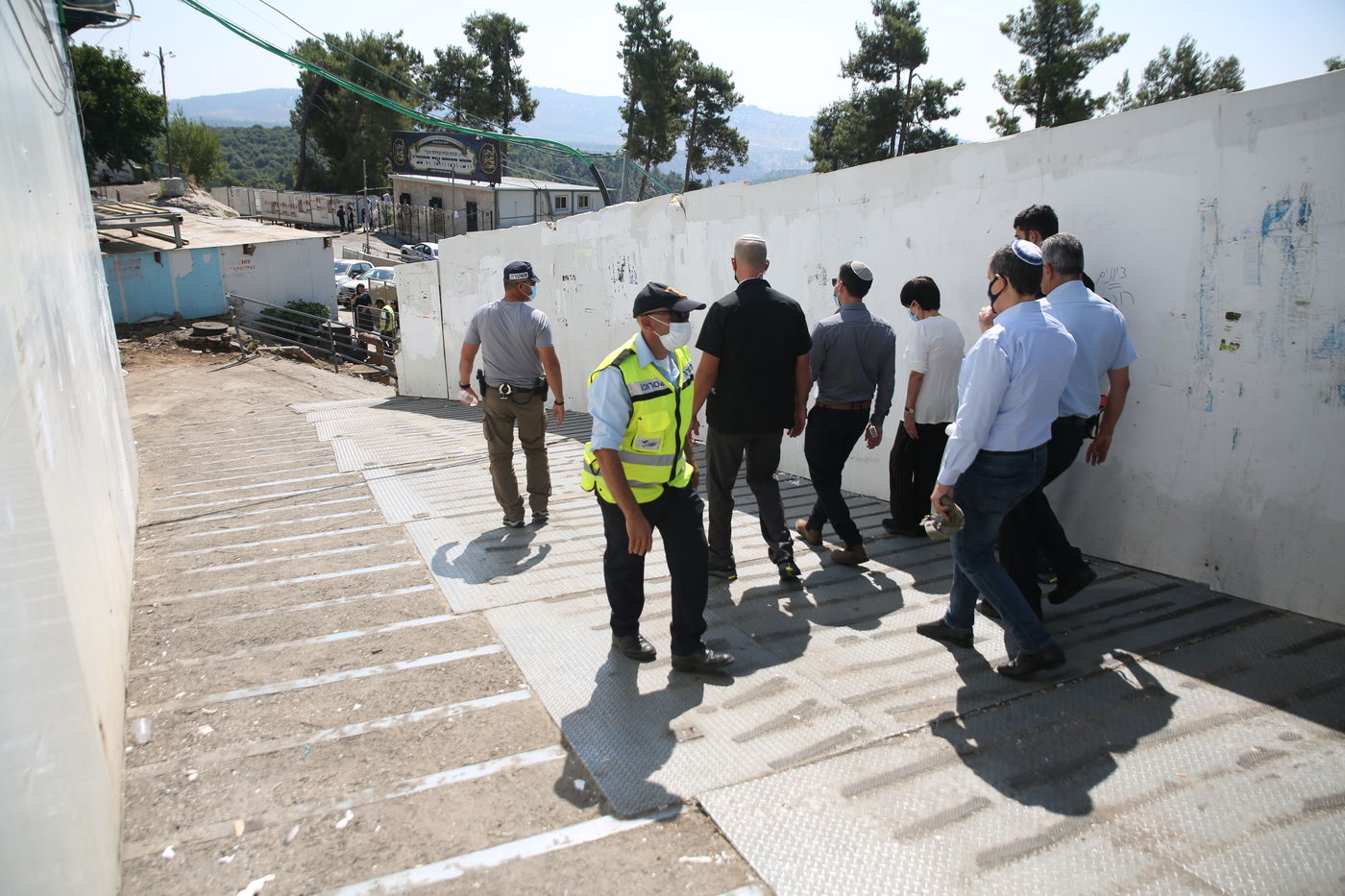 חברי ועדת החקירה סיירו בזירת אסון מירון; הקיצונים תקפו