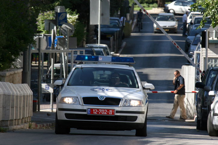 אזרח גנב ניידת עם נשק; המשטרה חוקרת