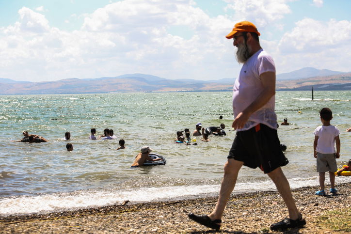 רוחצים בכנרת