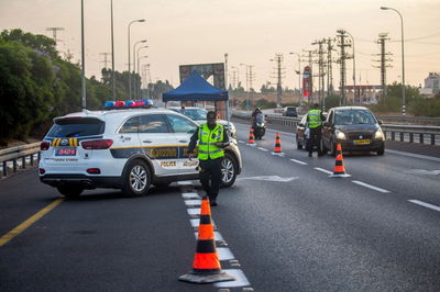 החגים על הכוונת; גנץ: "להכין את הציבור לאפשרות של סגר"