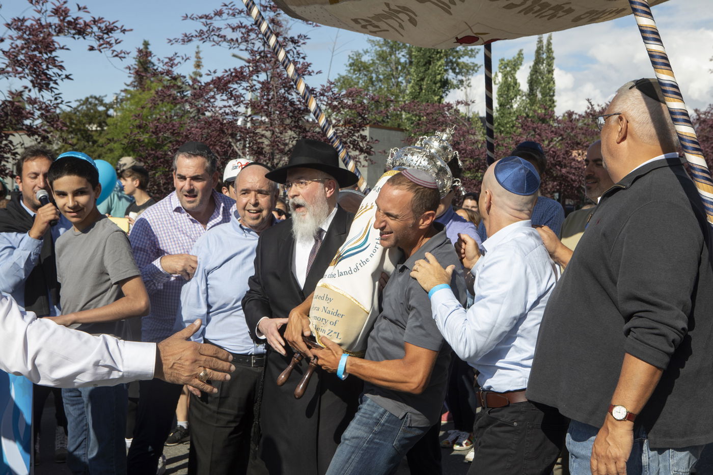 אחרי שחטפו מאנטישמים: הקהילה היהודית באלסקה צעדה בהכנסת ס"ת