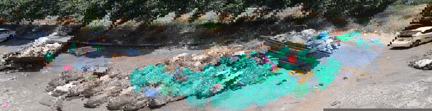 אשפה שהושארה על ידי מטיילים בכפר נחום ונאספה על ידי פקחי רשות הטבע והגנים