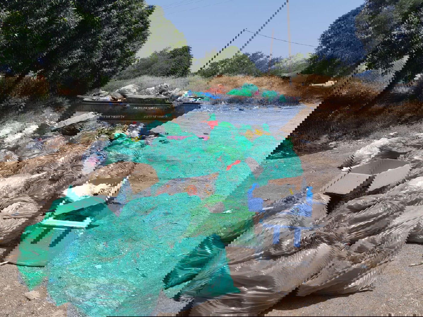 אשפה שהושארה על ידי מטיילים בכפר נחום ונאספה על ידי פקחי רשות הטבע והגנים